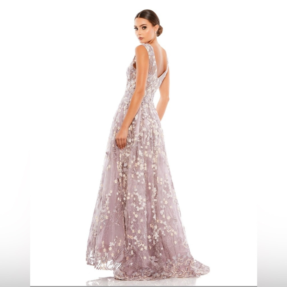 ✨Host Pick✨ A-line gown with embroidered flowers and intricate beading - Picture 3 of 9